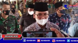 Bupati Bangkalan (R. Abdul Latif Amin Imron) saat diwawancara awak media.