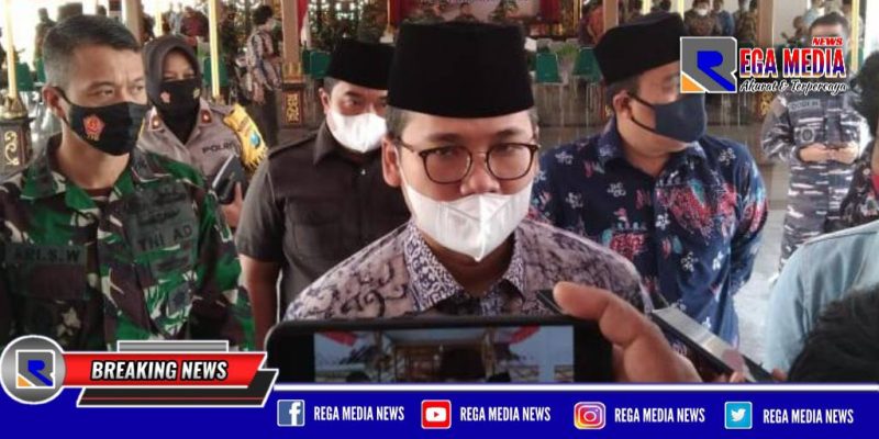 Bupati Bangkalan (R. Abdul Latif Amin Imron) saat diwawancara awak media.