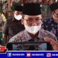 Bupati Bangkalan (R. Abdul Latif Amin Imron) saat diwawancara awak media.