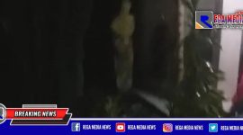 Tampak pocong berdiri membelakangi ibu-ibu yang sedang mengaji bersama, rutin setiap malam Jum'at.