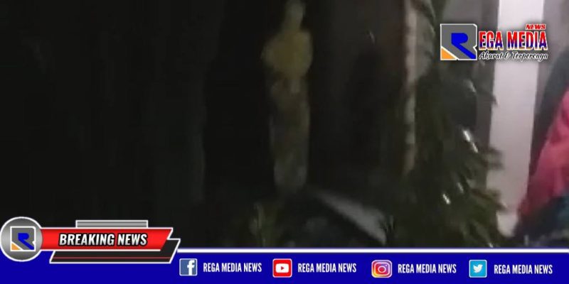 Tampak pocong berdiri membelakangi ibu-ibu yang sedang mengaji bersama, rutin setiap malam Jum'at.