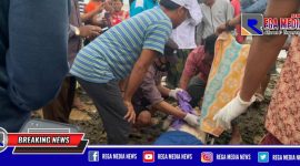 Warga dan pihak kepolisian saat hendak mengevakuasi sesosok mayat yang ditemukan di area pantai Lon Malang.