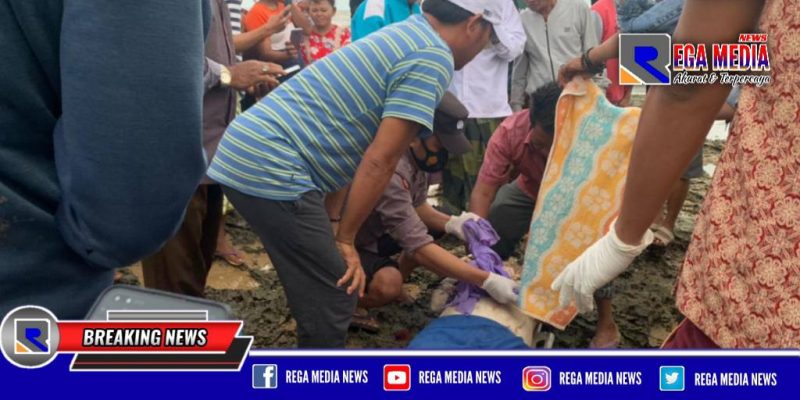 Warga dan pihak kepolisian saat hendak mengevakuasi sesosok mayat yang ditemukan di area pantai Lon Malang.