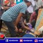 Warga dan pihak kepolisian saat hendak mengevakuasi sesosok mayat yang ditemukan di area pantai Lon Malang.