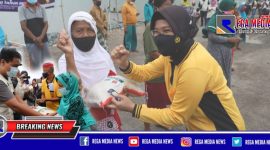 Gandeng insan pers, Kapolres Pelabuhan Tanjung Perak (AKBP Ganis Setyaningrum) saat membagikan sembako kepada masyarakat dalam peringatan HPN tahun 2021.