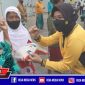 Gandeng insan pers, Kapolres Pelabuhan Tanjung Perak (AKBP Ganis Setyaningrum) saat membagikan sembako kepada masyarakat dalam peringatan HPN tahun 2021.