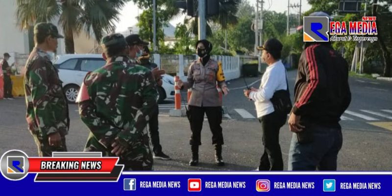 Kapolsek Kenjeran saat melaksanakan giat penyekatan skala besar bersama tiga pilar.