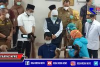Bupati Bangkalan mendampingi Gubernur Jatim saat kunjungan kerja peninjauan vaksinasi terhadap nakes.