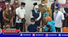 Bupati Bangkalan mendampingi Gubernur Jatim saat kunjungan kerja peninjauan vaksinasi terhadap nakes.