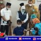 Bupati Bangkalan mendampingi Gubernur Jatim saat kunjungan kerja peninjauan vaksinasi terhadap nakes.