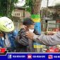 Polres Pamekasan bersama tim gabungan saat membagikan masker kepada pengguna jalan yang melintas selama PPKM.
