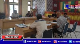 T.Sukandi saat konferensi pers di aula Dinas Parawisata Tapaktuan, Aceh Selatan.