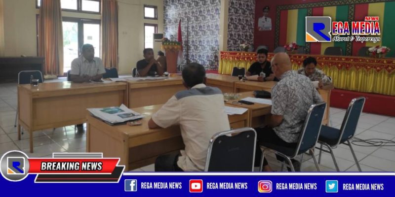 T.Sukandi saat konferensi pers di aula Dinas Parawisata Tapaktuan, Aceh Selatan.