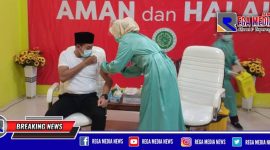Wakil Bupati Sampang (H. Abdullah Hidayat) saat disuntik vaksin tahap kedua di Puskesmas Kamoning.
