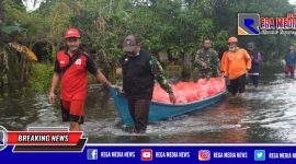 Gunakan perahu, KRI wilayah Pati Rembang membagikan nasi bungkus kepada warga di Desa Ngastorejo, Kecamatan Ajakenan, Kabupaten Pati.