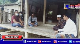 Polisi saat mendatangi rumah youtuber Abdullah Sampang (penyebar hoax banjir darah) di Desa Lar Lar, Banyuates, Sampang.