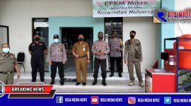 Tim gabungan saat melakukan pemantauan posko PPKM di wilayah Kecamatan Mulyorejo, Surabaya.