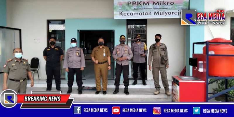 Tim gabungan saat melakukan pemantauan posko PPKM di wilayah Kecamatan Mulyorejo, Surabaya.