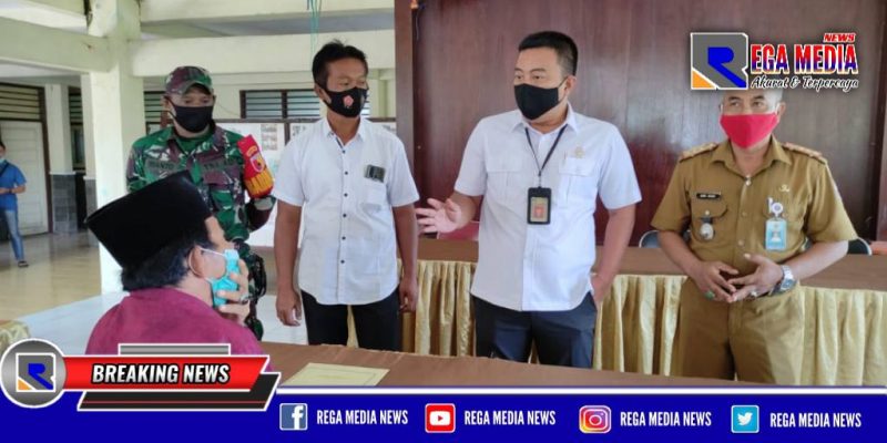 Ketua Pengadilan Negeri Bangkalan (Dr.  Maskur Hidayat) saat monitoring program Peter Sicora di Kecamatan Sepulu, Bangkalan.