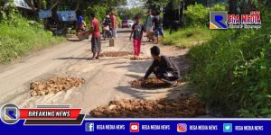 Warga Tanah Merah Bangkalan Swadaya Perbaiki Jalan Rusak