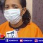 Tersangka BF beserta barang buktinya saat diamankan di Mapolsek Asemrowo, Surabaya.