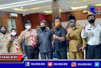 Plt Walikota Cimahi (Ngatiyana) pose bersama dengan pengurus Pramuka Kwartir Cabang Kota Cimahi, di aula area SMAN 1 Kota Cimahi.
