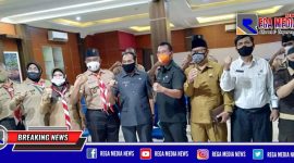 Plt Walikota Cimahi (Ngatiyana) pose bersama dengan pengurus Pramuka Kwartir Cabang Kota Cimahi, di aula area SMAN 1 Kota Cimahi.