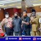 Plt Walikota Cimahi (Ngatiyana) pose bersama dengan pengurus Pramuka Kwartir Cabang Kota Cimahi, di aula area SMAN 1 Kota Cimahi.