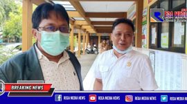 Ketua Komisi D DPRD Bangkalan (Nur Hasan) bersama anggotanya (H. Subaidi) usai melakukan sosialisasi kenaikan gaji guru non PNS di SDN Kemayoran, Bangkalan.