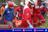 Personel PMI Kota Cimahi saat mengevakuasi korban yang tewas tertimpa bangunan roboh.