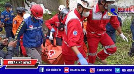 Personel PMI Kota Cimahi saat mengevakuasi korban yang tewas tertimpa bangunan roboh.