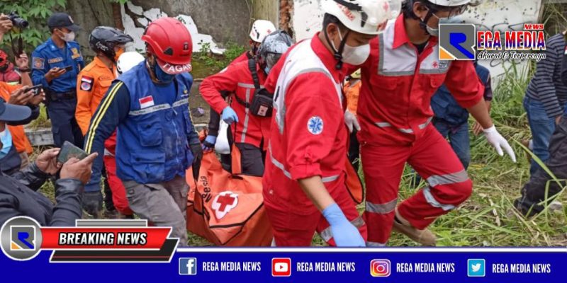 Personel PMI Kota Cimahi saat mengevakuasi korban yang tewas tertimpa bangunan roboh.