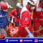Personel PMI Kota Cimahi saat mengevakuasi korban yang tewas tertimpa bangunan roboh.
