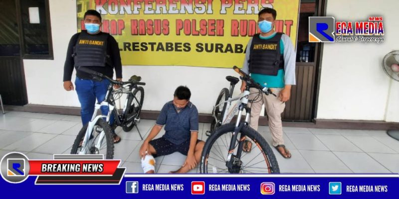 Pelaku (NEC) dan barang buktinya saat diamankan di Mapolsek Rungkut Surabaya.