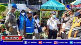 Tim gabungan Satpol PP, Polres Sampang, Dishub dan Disperindag saat melakukan sosialiasi penertiban PKL dan parkir.