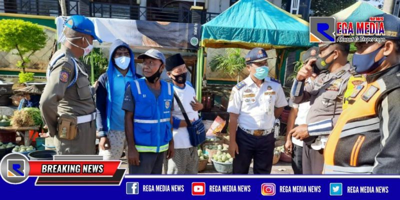 Tim gabungan Satpol PP, Polres Sampang, Dishub dan Disperindag saat melakukan sosialiasi penertiban PKL dan parkir.