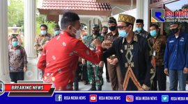 Bupati Aceh Selatan (Tgk Amran) saat menyambut kedatangan Staf Presiden RI (Billy Mambrasar).
