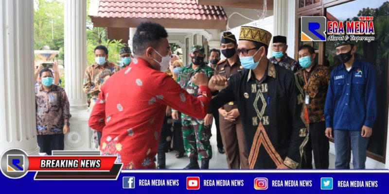Bupati Aceh Selatan (Tgk Amran) saat menyambut kedatangan Staf Presiden RI (Billy Mambrasar).