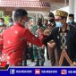 Bupati Aceh Selatan (Tgk Amran) saat menyambut kedatangan Staf Presiden RI (Billy Mambrasar).