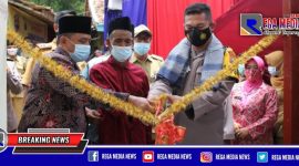Kapolres Sampang (AKBP. Abdul Hafidz) didampingi Kades Batuporo Timur (H.Muaffan) saat meresmikan rumah Pak Puadin.