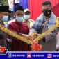 Kapolres Sampang (AKBP. Abdul Hafidz) didampingi Kades Batuporo Timur (H.Muaffan) saat meresmikan rumah Pak Puadin.