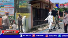 Babinsa Koramil 0828/01 bersama Babinkamtibmas Polsek Kota Sampang saat mempersiapkan dan melakukan penyemprotan disinfektan.