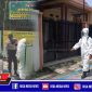 Babinsa Koramil 0828/01 bersama Babinkamtibmas Polsek Kota Sampang saat mempersiapkan dan melakukan penyemprotan disinfektan.