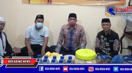 Muhammad Ali Ridha anggota DPR-RI Fraksi Partai Golkar Dapil Madura (tengah) bersama Ketua Jurnalis Center Pamekasan Mulyadi Izhaq (kiri) saat acara silaturahmi.