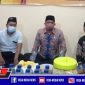 Muhammad Ali Ridha anggota DPR-RI Fraksi Partai Golkar Dapil Madura (tengah) bersama Ketua Jurnalis Center Pamekasan Mulyadi Izhaq (kiri) saat acara silaturahmi.