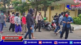 Sejumlah warga Gili Anyar, Kamal, saat mendatangi kantor DPRD Bangkalan.