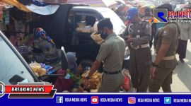Petugas Satpol PP saat memberikan imbauan dan penertiban terhadap PKL yang jualan di bahu jalan disekitar Pasar Omben, Sampang.
