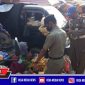 Petugas Satpol PP saat memberikan imbauan dan penertiban terhadap PKL yang jualan di bahu jalan disekitar Pasar Omben, Sampang.