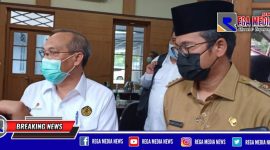 Bupati Bangkalan R. Abdul Latif Amin Imron (kanan) saat hendak diwawancara awak media.