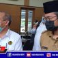 Bupati Bangkalan R. Abdul Latif Amin Imron (kanan) saat hendak diwawancara awak media.
